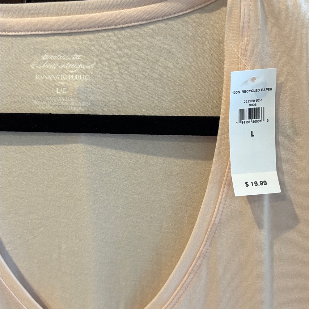 3 Banana Republic Women's V-Neck Tops - Black and Cream - Picture 7 of 8